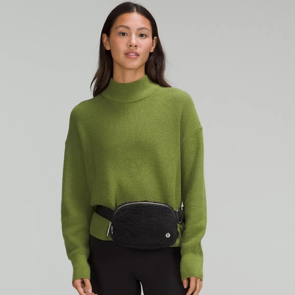 NWT Black Lululemon Fleece Sherpa Everyday Belt Bag! - Picture 2 of 10